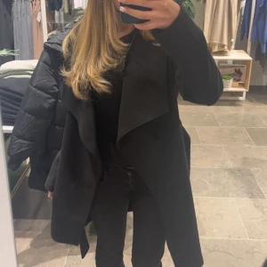 Svart kappa med bälte - Helt ny kappa från veromoda nypris 699 säljer för 599 kronor gyersom den är helt ny men priset kan diskuteras vid snabb affär