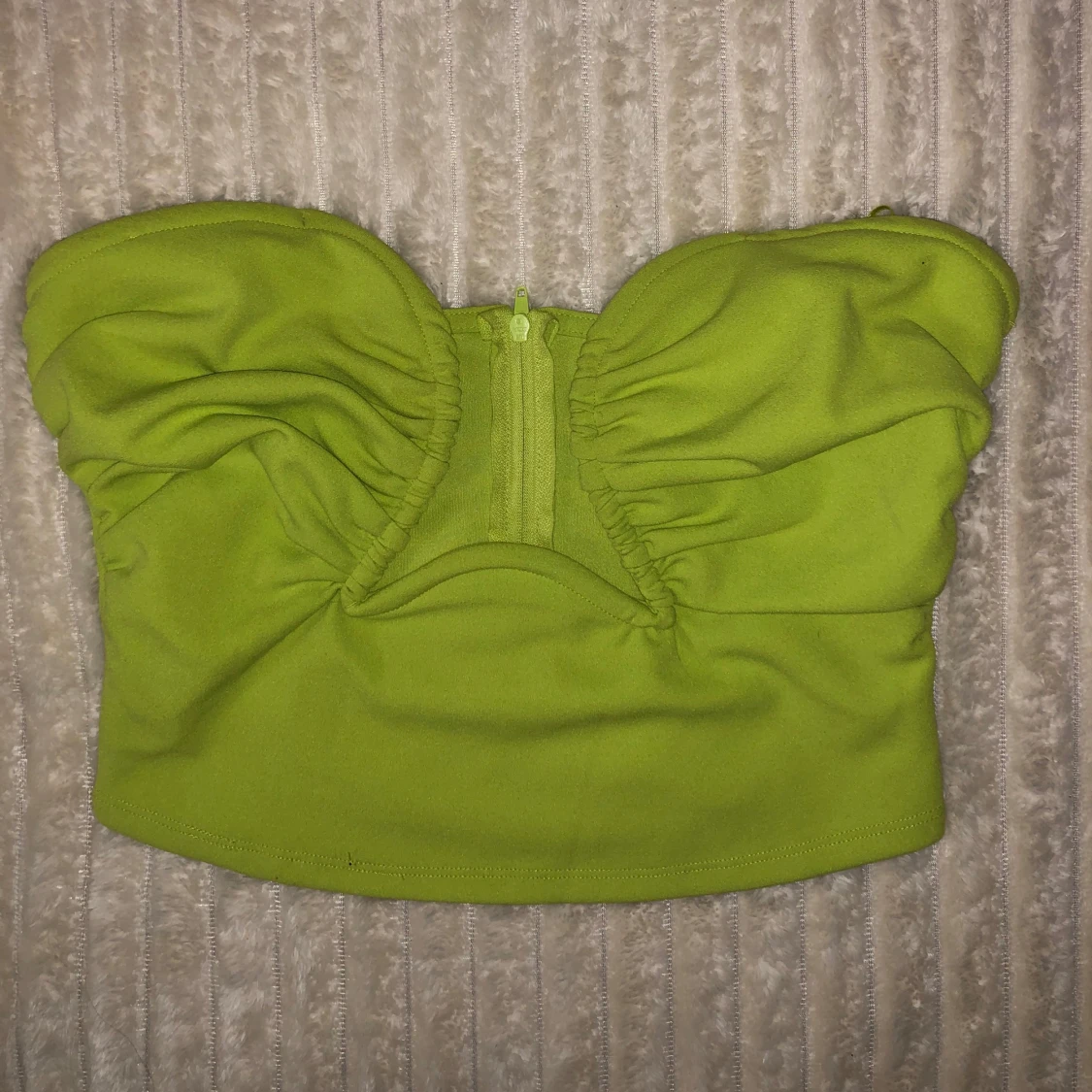 Grön axelbandslös topp