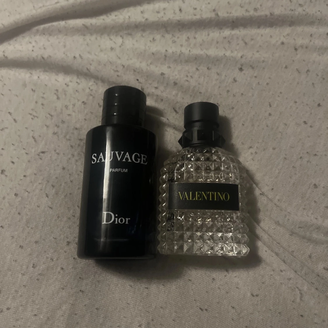 Parfymflaskor från Dior och Valentino