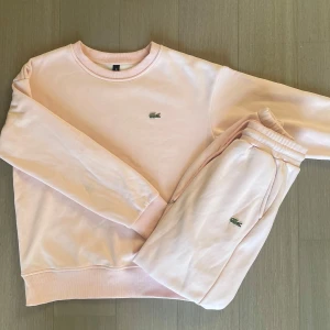 Lacoste Tracksuit (pink) - Riktigt snygg Lacoste dress som jag köpt på hemsidan (1800kr för byxorna och 2050kr för tröjan). Säljer för att den blivit för liten för mig. Passformen är mellan XS och S 