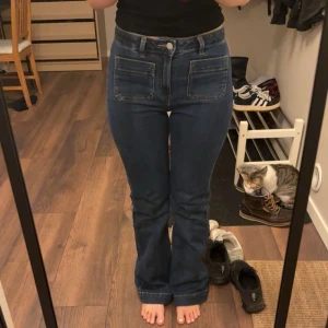 Jeans - Säljer dessa fina jeansen ifrån Bikbok, jättefint skick, säljer då dom inte kommer till användning 