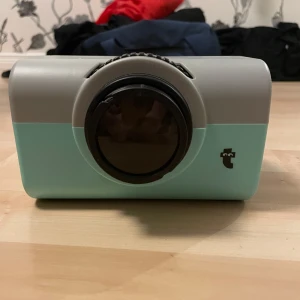 Projektor - Sätt in din mobil så spelas det som är på mobilen på väggen