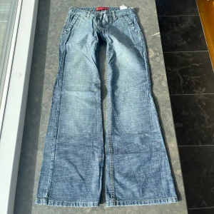 Utsvängda jeans  - Inerbenslängd: 80 midjehöjd: 20 midjelängd: 37 