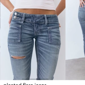 Helt slutsålda jeans från Gina young 14+ - Snygga blå jeans med låg midja och utsvängda ben. I den helt utsålda modellen ”pleated flare jeans”. HELT oanvända med prislappar kvar!