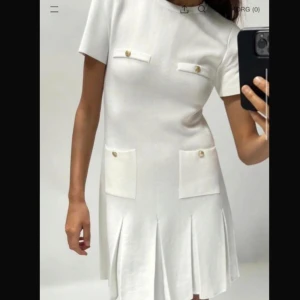 Ny Vit zara klänning med guldknappar och prislapp - Ny Elegant vit klänning med guldknappar från Zara. Prislapp hänger kvar. 