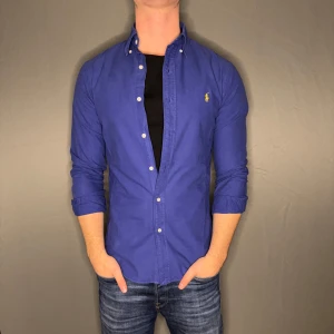 Ralph lauren skjorta - Hej säljer nu min fina Ralph Lauren skjorta i storlek M. Den är i nyskick och kommer vara otroligt snygg nu i vår och framåt sommaren. Nypris cirka 1600kr! Vi kommer att sälja liknande produkter nu i vår och närmare sommar så glöm inte följa profilen!🌊🍾