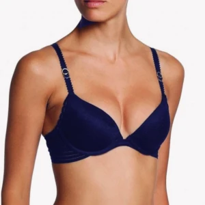 Mörkblå spets-bh från Stella McCartney strl 65E - Säljer en elegant mörkblå bh från Stella McCartney med spetsdetaljer. Bh:n har justerbara axelband och en klassisk hakknäppning bak. Endast använd 1 gång. Första bilden är på samma modell (men mindre storlek) för att visa hur den sitter på.
