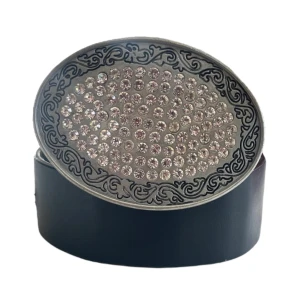 Läderskärp från Lindex - Svart skärp i fuskläder med spänne  med silverstenar på 🩶* få tecken på användning (se bilder), märks knappt! Totala längd utan spänne: 91.5 cm. Jag brukar ha strl S i byxor för referens!