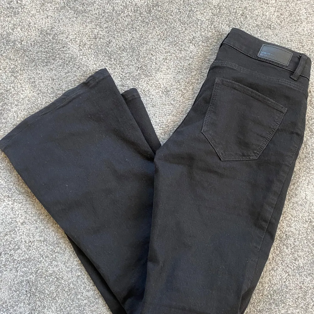 Snygga svarta jeans från Vero Moda med en klassisk design. De har en rak passform och är tillverkade i ett bekvämt denimtyg. Perfekta för en stilren look.. Farkut & Housut.