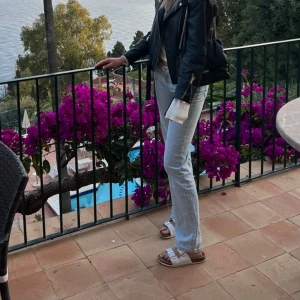 Ljusblåa jeans från bikbok  - Ljusblåa Low Straight jeans från bikbok i mycket bra skick. Waist 26 Length 32