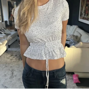 Prickig Zara topp - Prickig topp från Zara i fint skick. Inte min bild💖