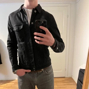 J.Lindeberg jeansjacka  - Säljer denna sjukt jeansjackan från J.Lindeberg ⭐️ Färgen är svart och storleken är S⭐️Jackan har inga defekter och skicket är utomordentligt🙌🤝 Sjukt najs passform och material också⭐️🙌 Tveka inte på att höra av er dig vid minsta fråga eller fundering😊