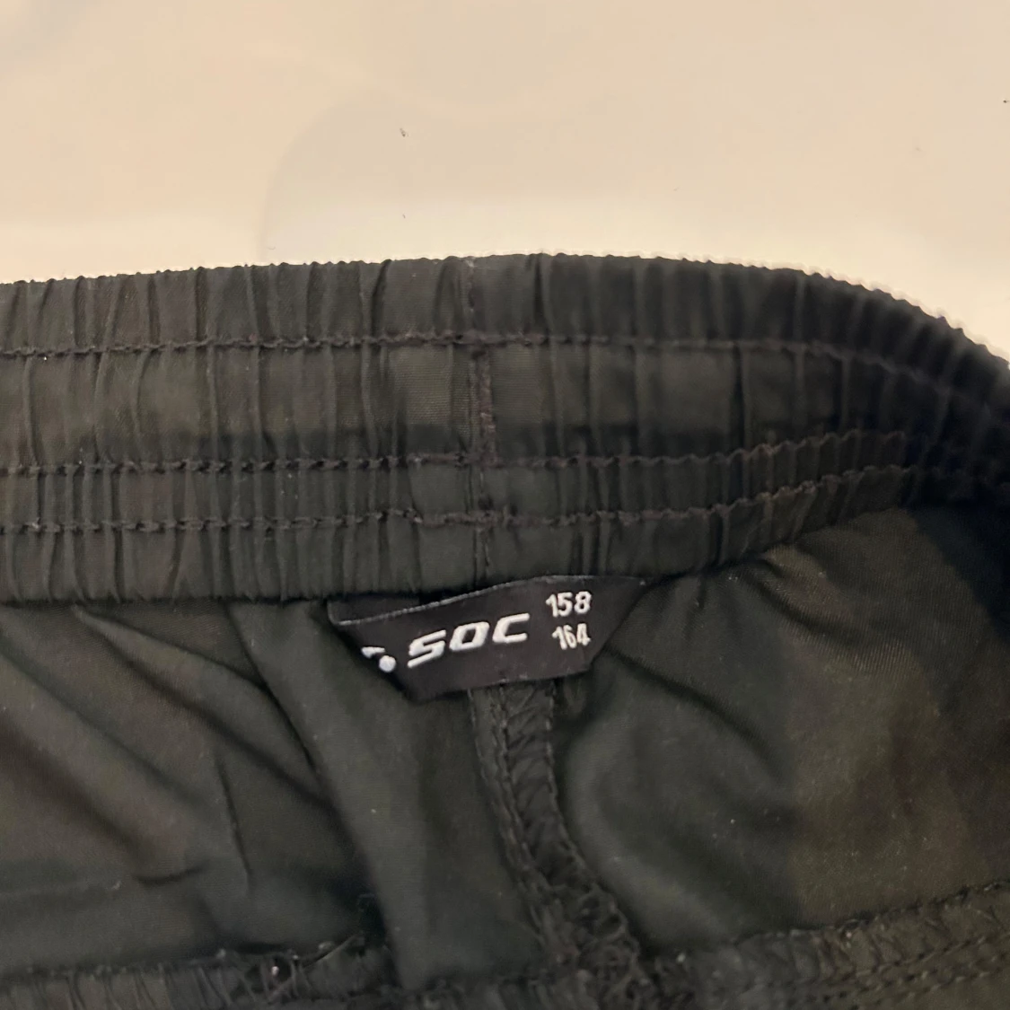 Svarta vindbyxor från SOC - 4