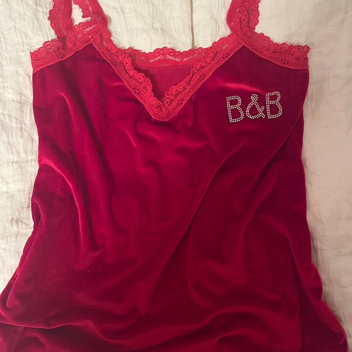 Röd linne med spetsdetaljer - 2