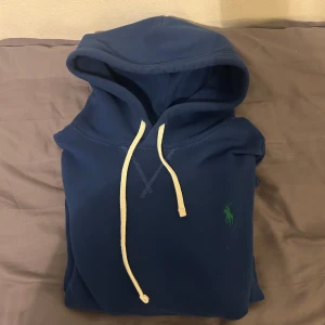 Ralph Lauren hoodie - Här har jag en Ralph lauren hoodie som är i mycket fint skick. Den är knappt använd och har ej några defekter. Den är M men passar även dig som oftast har S.