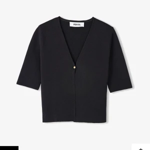 Svart kofta Ipekyol  - Snygg svart kofta från Perkyl med v-ringning och trekvartsärmar. Perfekt för lager-på-lager och enkel att matcha med olika outfits. Den har en stilren design med en knapp framtill. Koftan är helt slutsåld och är köpt på Zalando.. Säljer i storlek S. Ursprungs priset är ungefär 900kr. Men säljer för 599kr. Koftan är bara använd 2-3 gånger och är i väldigt bra skick. Skriv om ni är intresserade❤️