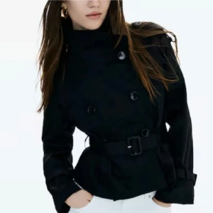 SÖKES!!!!!!!! - Söker denna korta trenchcoat från HM. BETALARA BRA storlek xs!!!!!!!!! Artikel nmr 1264870005