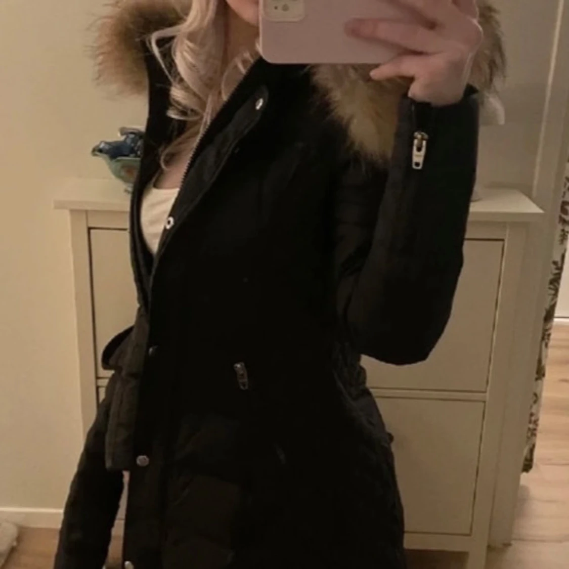 Svart parkajacka med pälsdetalj - 2