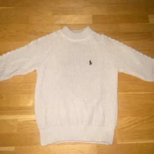 Beige polo kofta - Jävligt snygg beige polo kofta i nyskick. Aldrig använd och riktigt skön inut.