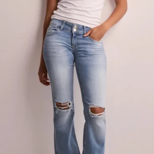Ljusblå jeans med hål - Ljusblå low waist jeans med hål på knäna. Aldrig använda så väldigt bra skick, pris kan diskuteras🤎Nypris 700kr