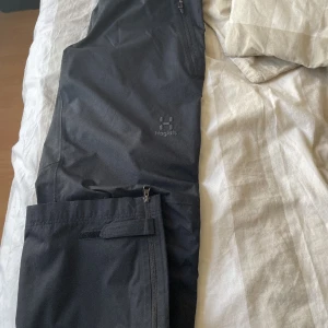 Svarta byxor från Haglöfs helt nya st S  - Helt  nya mjukis haglöfs goretex material väldigt sköna men fel storlek jag har mediums detta är S byta mot medium