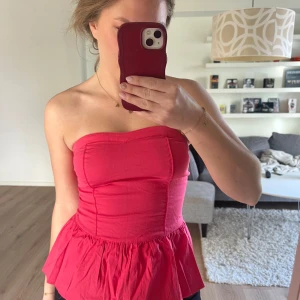 Rosa topp - Mörkrosa topp utan band från Amisu strl Xs, dragkedja på sidan så man kan få av och på lätt 🩷