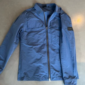 Overshirt med dragkedja Barbour - Schysst overshirt jacka med dragkedja ifrån Barbour International. Fint skick i storlek M. Hör av er vid frågor eller funderingar. 