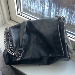 Zara axelväska  - Snygg svart axelväska i skinn med kedjedetaljer på axelremmen. Gott som ny🩷 Rymmer allt du behöver för att klara dagen!