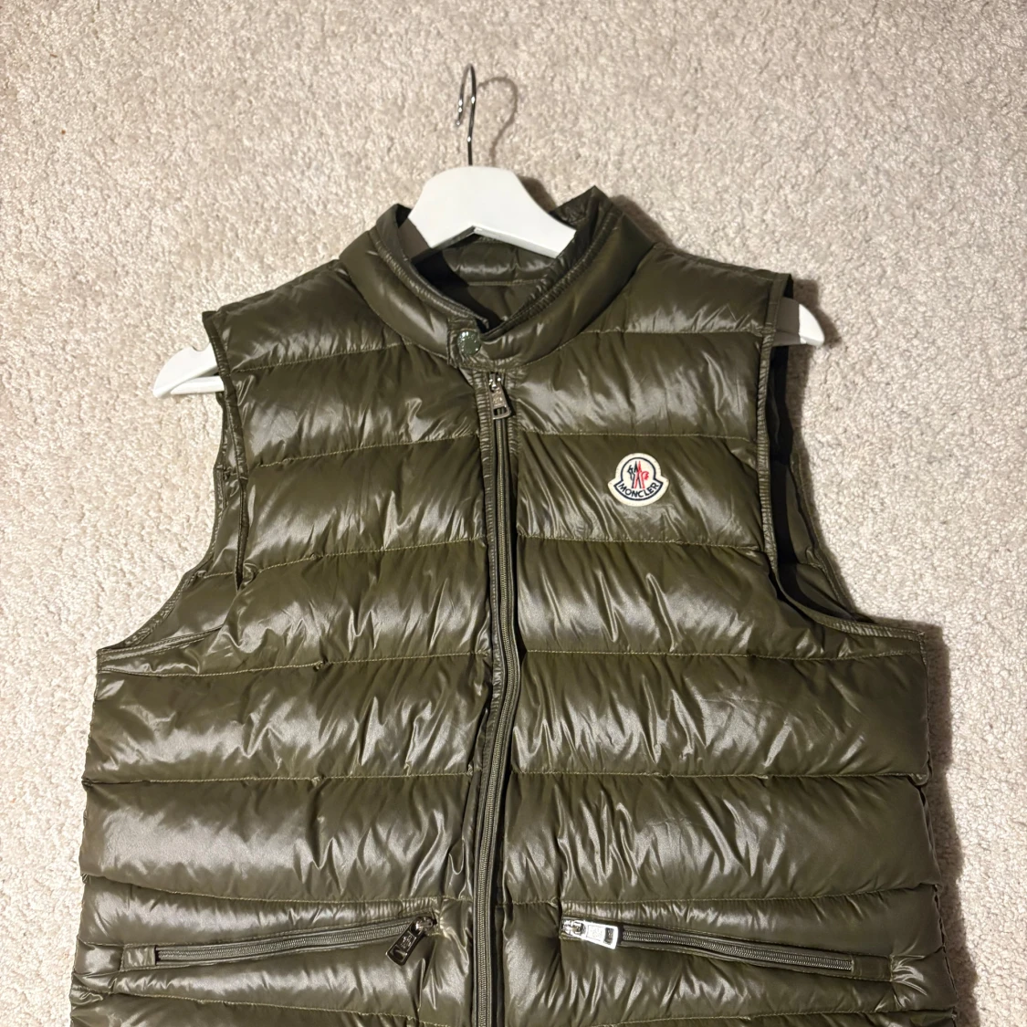 Olivgrön väst från Moncler