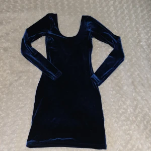 Mörkblå sammetklänning från American Apparel - Snygg mörkblå sammetklänning från American Apparel med långärmad design och en djup rygg. Perfekt för en elegant kvällslook. Klänningen har en tight passform som framhäver figuren.💗💞