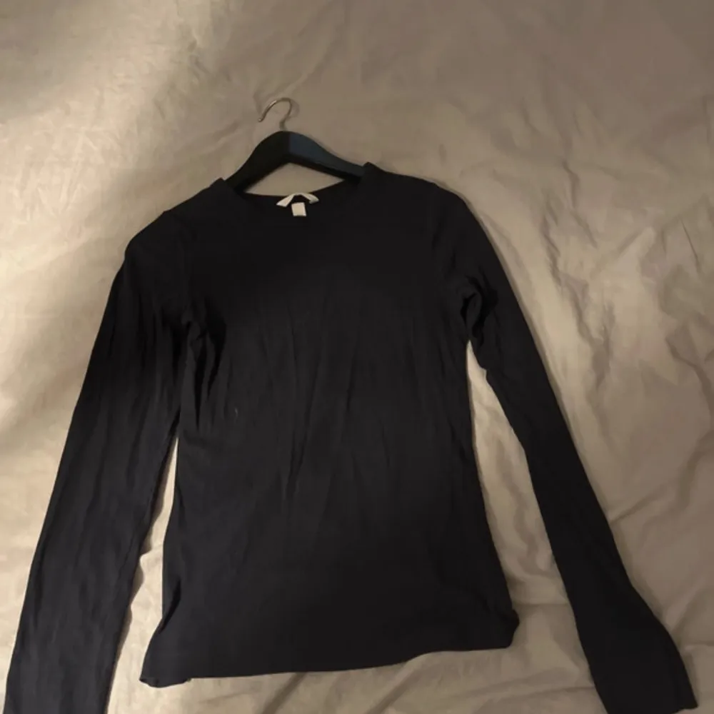 Säljer denna mörkblåa långärmade tröjan från H&M. Den är knappt använd och i mycket bra skick.. Neuletakit & Villapaidat.