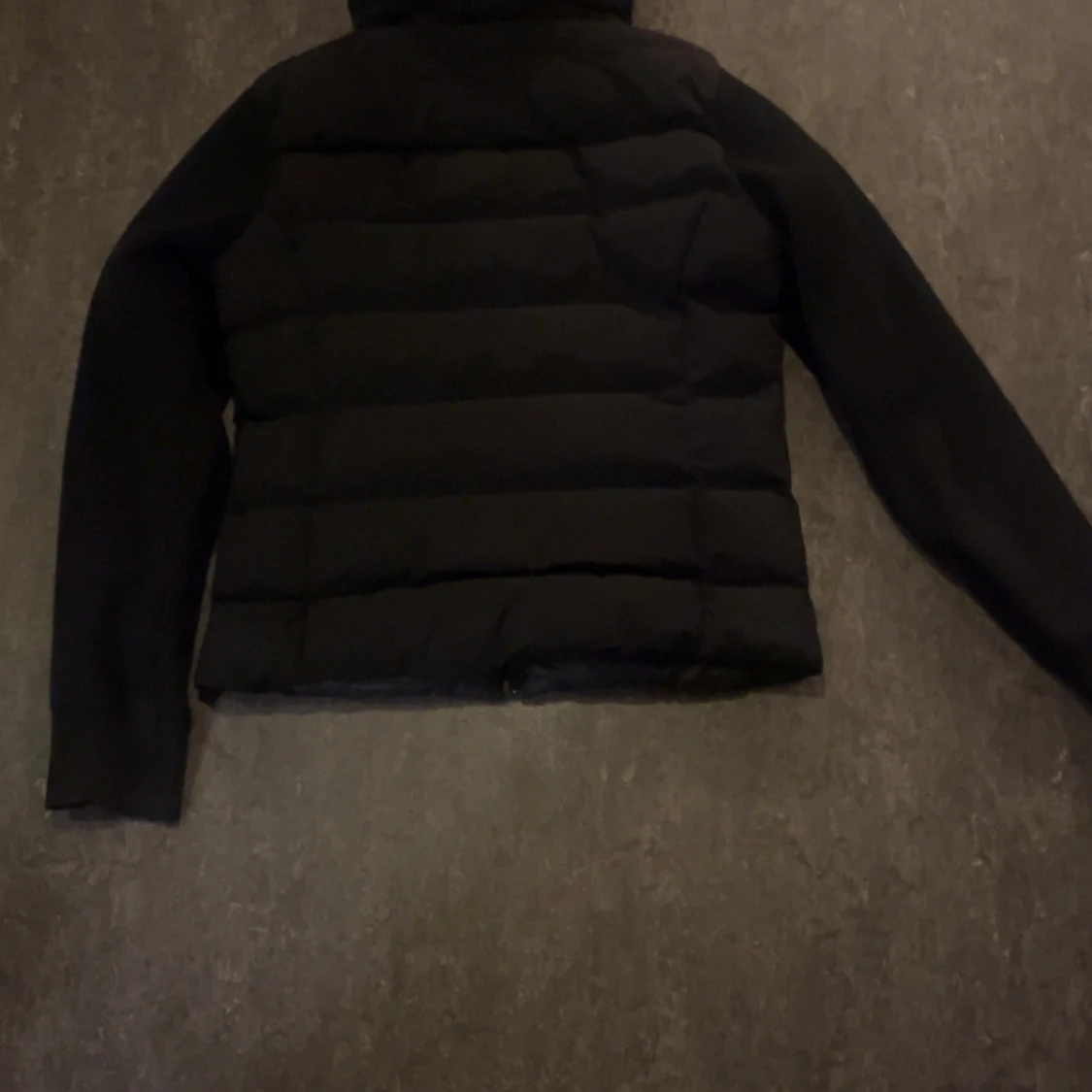 Svart dunjacka med huva - 1