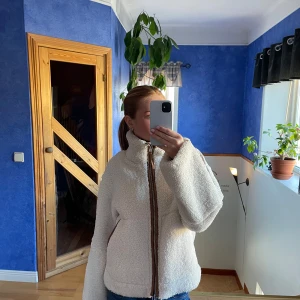 Hm teddy jacka - Intressekoll på den populära teddyjackan från hm, inga fläckar eller defekter 💞☺️