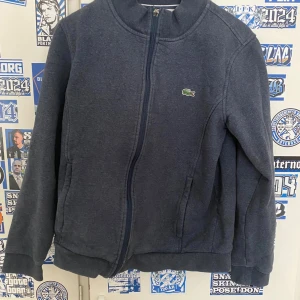 Lacoste sweatshirt  - Hej! Jag säljer denna fina Lacoste fullzip. Den är tillverkad av hållbart material och passar perfekt till lite kyligare vårdagar. Köpt för 750, mitt pris 400. Priset kan diskuteras vid snabb affär.