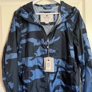 Woolrich Southbay Windbreaker (HELT NY) - Helt splitterny Woolrich Southbay Windbreaker i storlek S passar M. Passar perfekt till våren👌Jackan är unik och ovanlig då den inte längre tillverkas. Om du har någon fråga skriv gårna 🤙