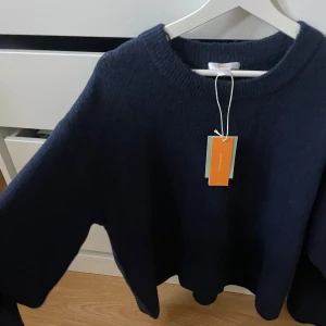 Mörkblå stickad tröja - Mörkblå stickad tröja från Gina Young i storlek 170. Säljer för att den är för stor.