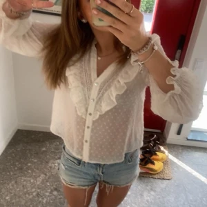 Zara blus!! - Jättefin sommarblus som inte kommer till användning längre. Använd men inga tydliga tecken på det. Super fin och passar med det mesta! Skriv för frågor.