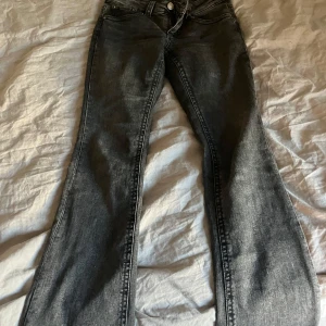 Svarta bootcut från Gina tricot - Snygga svarta bootcut jeans från Gina tricot. Dem är även låg midjade och har knappar bak. Super sköna och snygga använda en del men som inte syns.