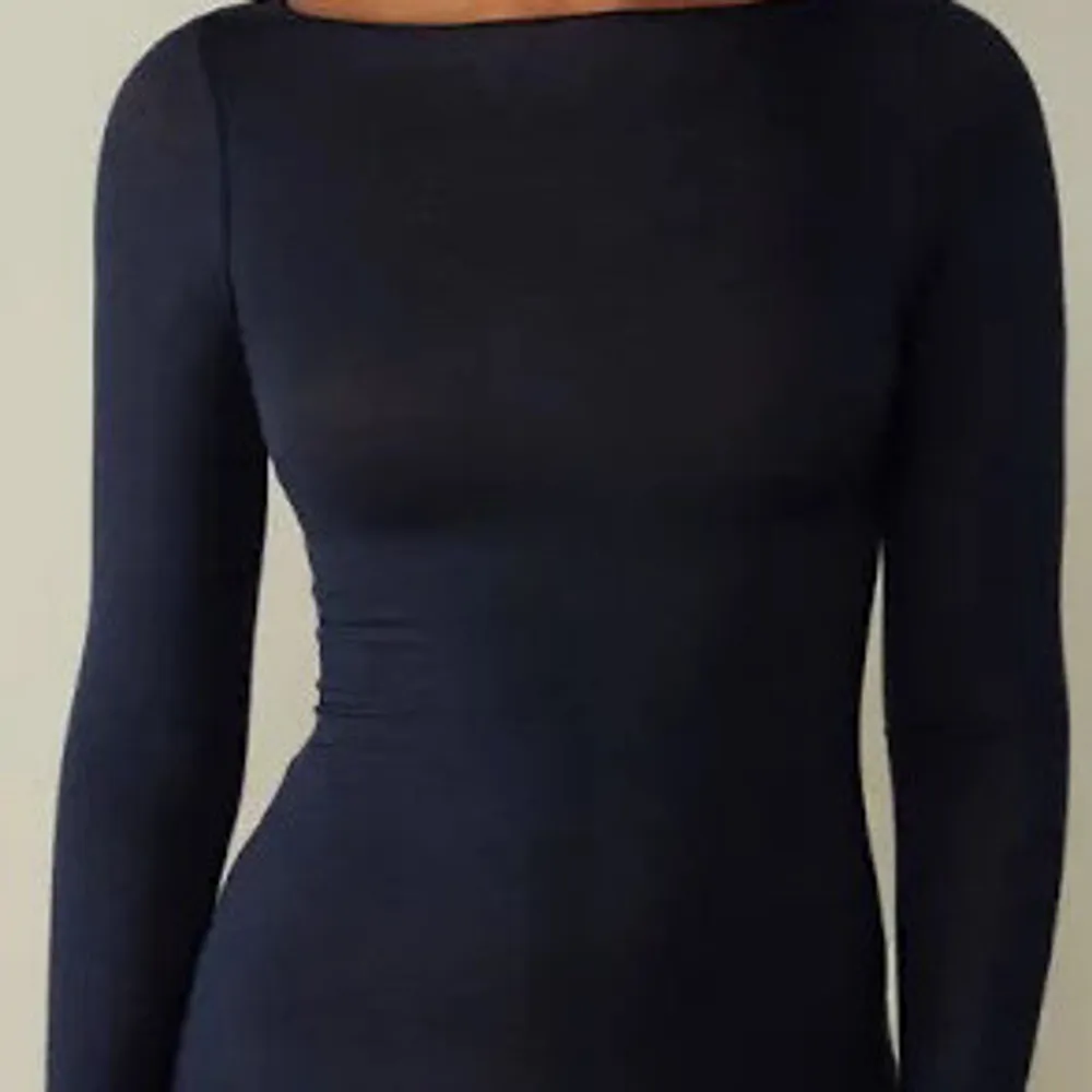 Snygg mörkblå långärmad topp med en tight passform. Perfekt för en stilren look. Toppen har en enkel design utan mönster och är tillverkad i ett mjukt material. Skriv för fler bilder. 💘🥰. Neuletakit & Villapaidat.
