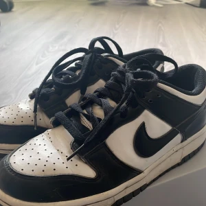 Svartvita Nike Dunk sneakers - Säljer mina dunks då dem aldrig kommer till användning mer. Dem är lite smutsiga men det går att tvätta. Strl 39