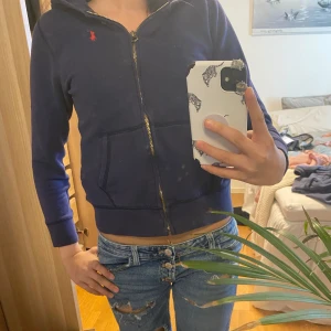 Ralph Lauren zip-up - Säljer en marinblå ralph lauren zip up som är i storlek 12-14, jag skulle säga att det är en xxs men passar mig som har storlek xs! Finns qr-kod som tar dig till ralphlaurens qr-kod hemsida❣️ Varan har inga defekter men har haft den ganska länge❤️🤗 Skriv för frågar eller prisförslag annars klicka köp nu!!❣️