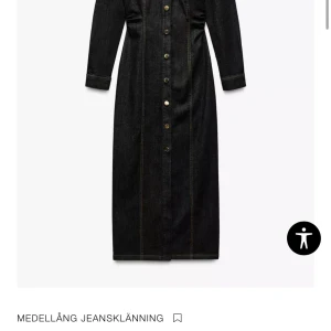 Mörk jeansklänning med knappar - Snygg mörk jeansklänning med knappar hela vägen ner och trekvartsärmar. Klänningen har två bröstfickor och en klassisk krage. Perfekt för en stilren look!