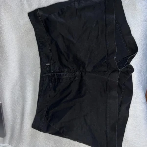 Svarta kostym shorts från H&M - Snygga svarta shorts från H&M. Har sytt om vid dragkedjan och midjan för att de va för stora (se bilder). 