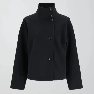 Svart kappa med hög krage - Elegant svart kappa med hög krage och knappar framtill. Perfekt för kyligare dagar med sin stilrena design och långa ärmar.