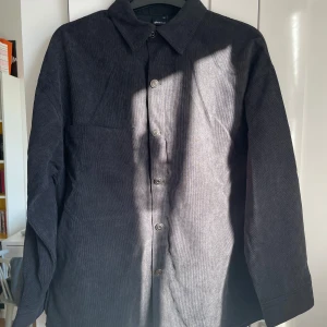 Svart skjorta från Gina Tricot! - Snygg svart skjorta från Gina Tricot i storlek XS. Skjortan har långa ärmar och silvriga knappar framtill. Går att ha som vårjacka eller över ett linne🩷original pris 499