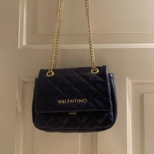 Mörkblå quiltad axelväska från Valentino - Jätte fin valentino väska i modellen Ocarina. Inga defekter och super fint skick. Köpt för 1000!