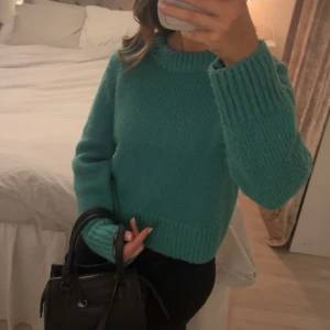 Grön  stickad tröja - Säljer en mysig grön stickad tröja med långa ärmar och ribbade detaljer vid ärmslut och nederkant. 💗