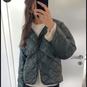Grön quiltad jacka - Snygg grön quiltad jacka med knappar. Perfekt för höst och vår. Jackan har en modern look med långärmade ärmar och en bekväm passform. Knappt använd i toppen skick från Gina tricot! Slutsåld på hemsidan säljer för 350!🤍