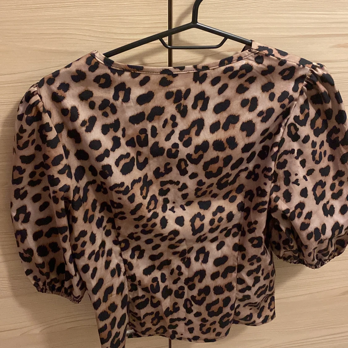 Leopardmönstrad blus med knyt
