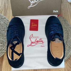 Marinblå skor från Christian Louboutin - Snygga marinblå skor från Christian Louboutin i mocka med den ikoniska röda sulan.  Skorna skickas med box och dustbag och är i storlek 43. För mer information tveka inte på att komma privat .